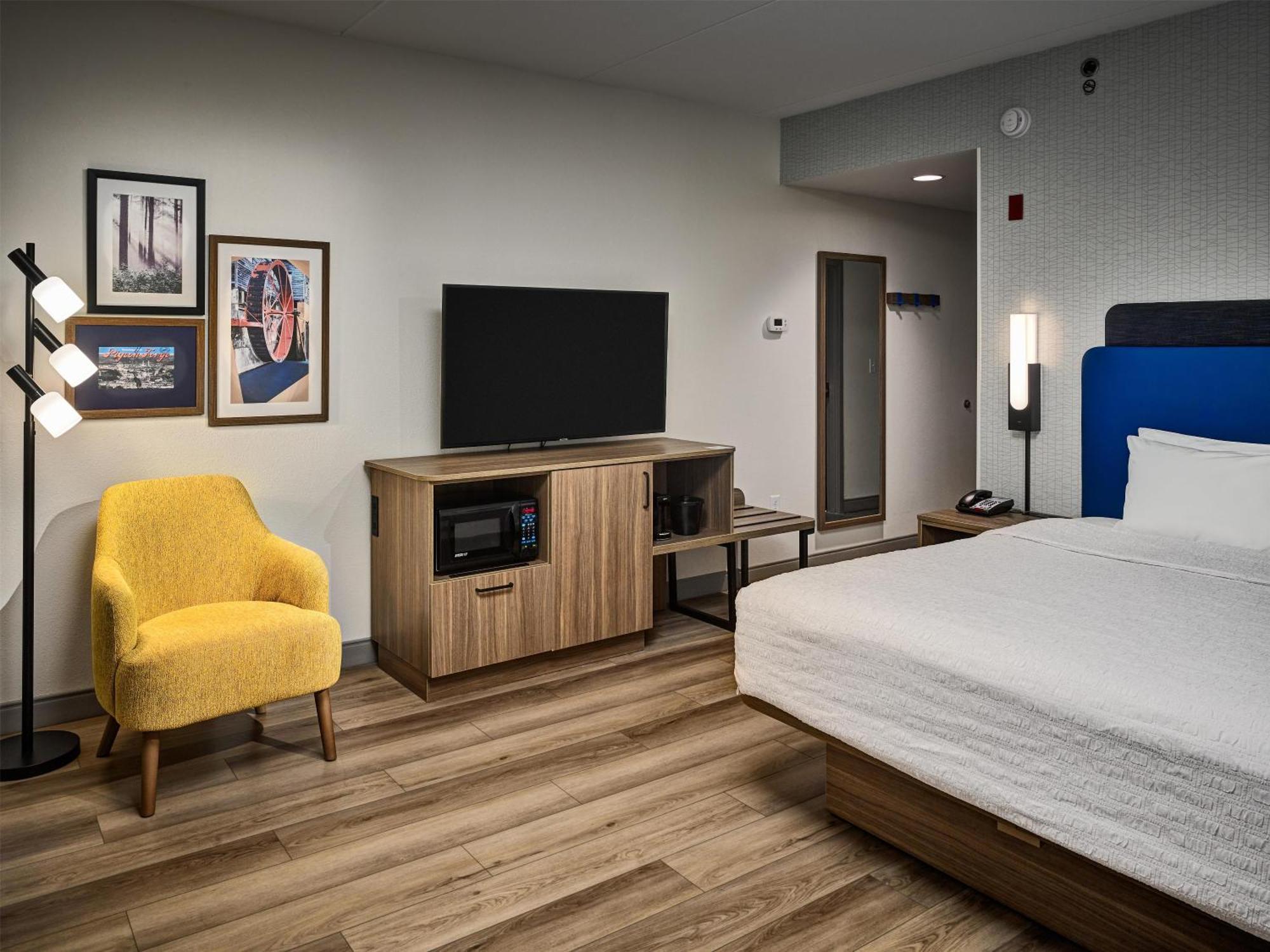King Room with King Bed - Non-Smoking