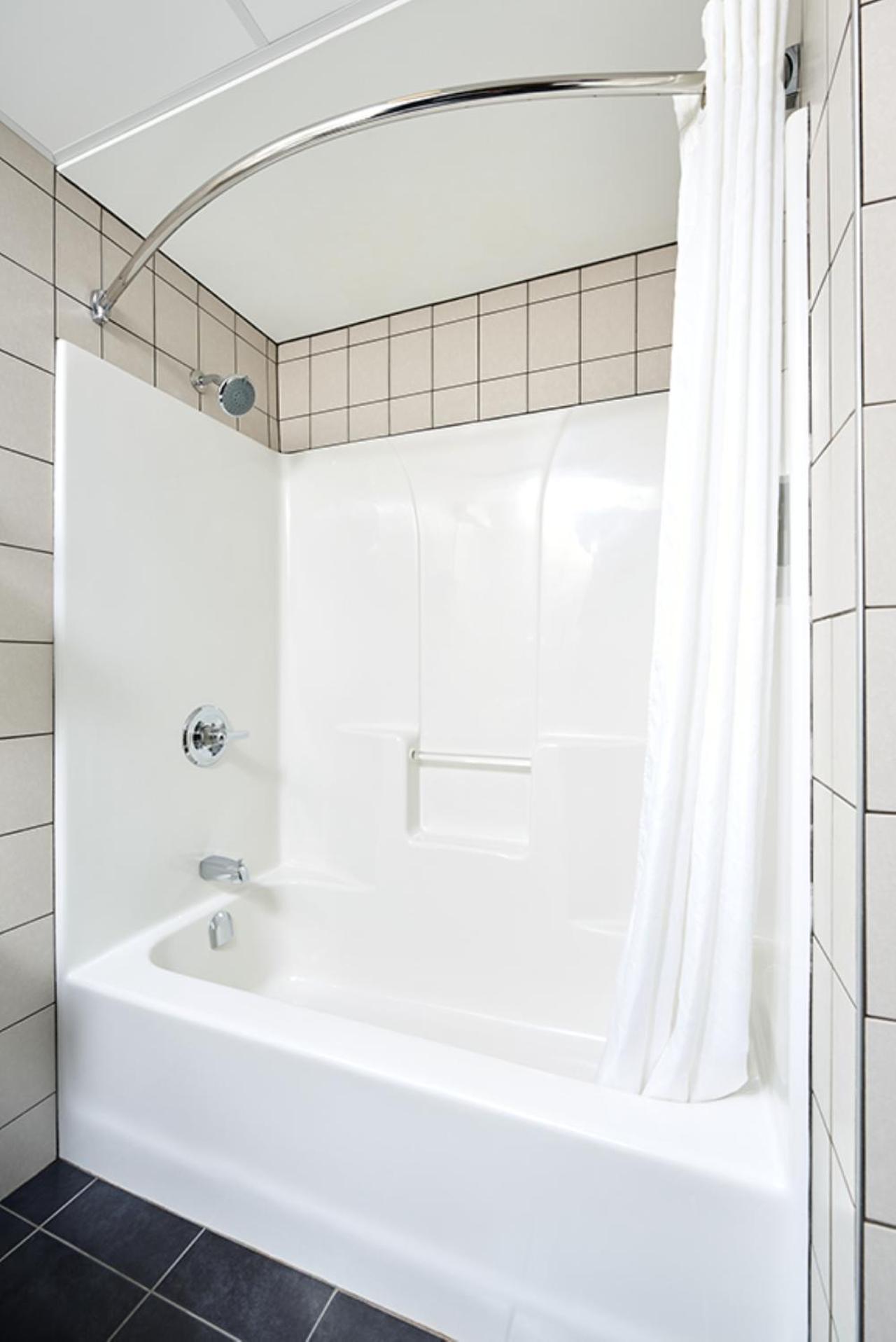 Deluxe Queen Suite