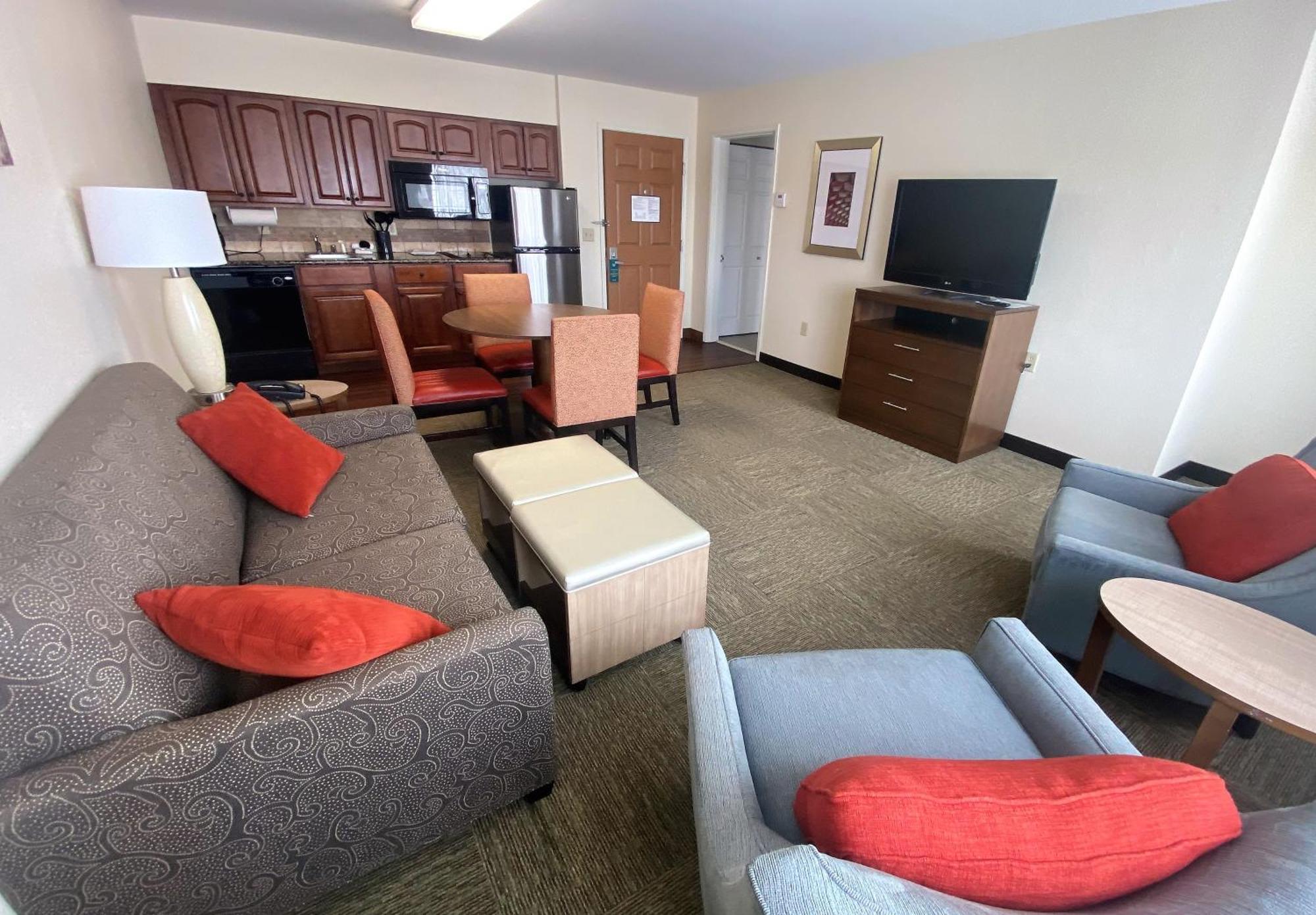 Deluxe One-Bedroom Queen Suite