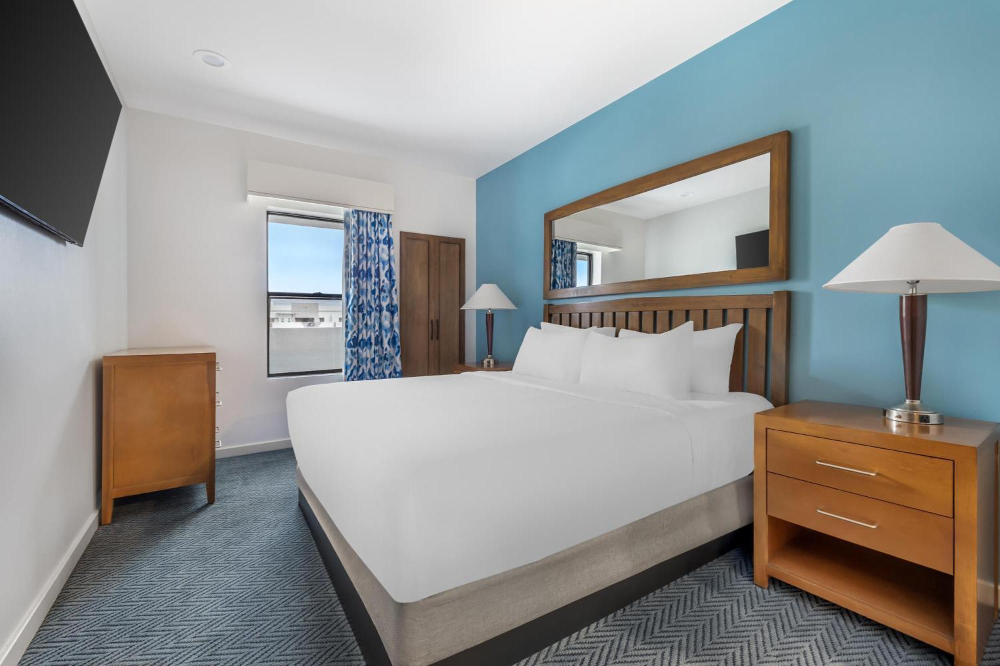 1 BEDROOM 1 KING SUITE WITH ACCESSIBLE TUB