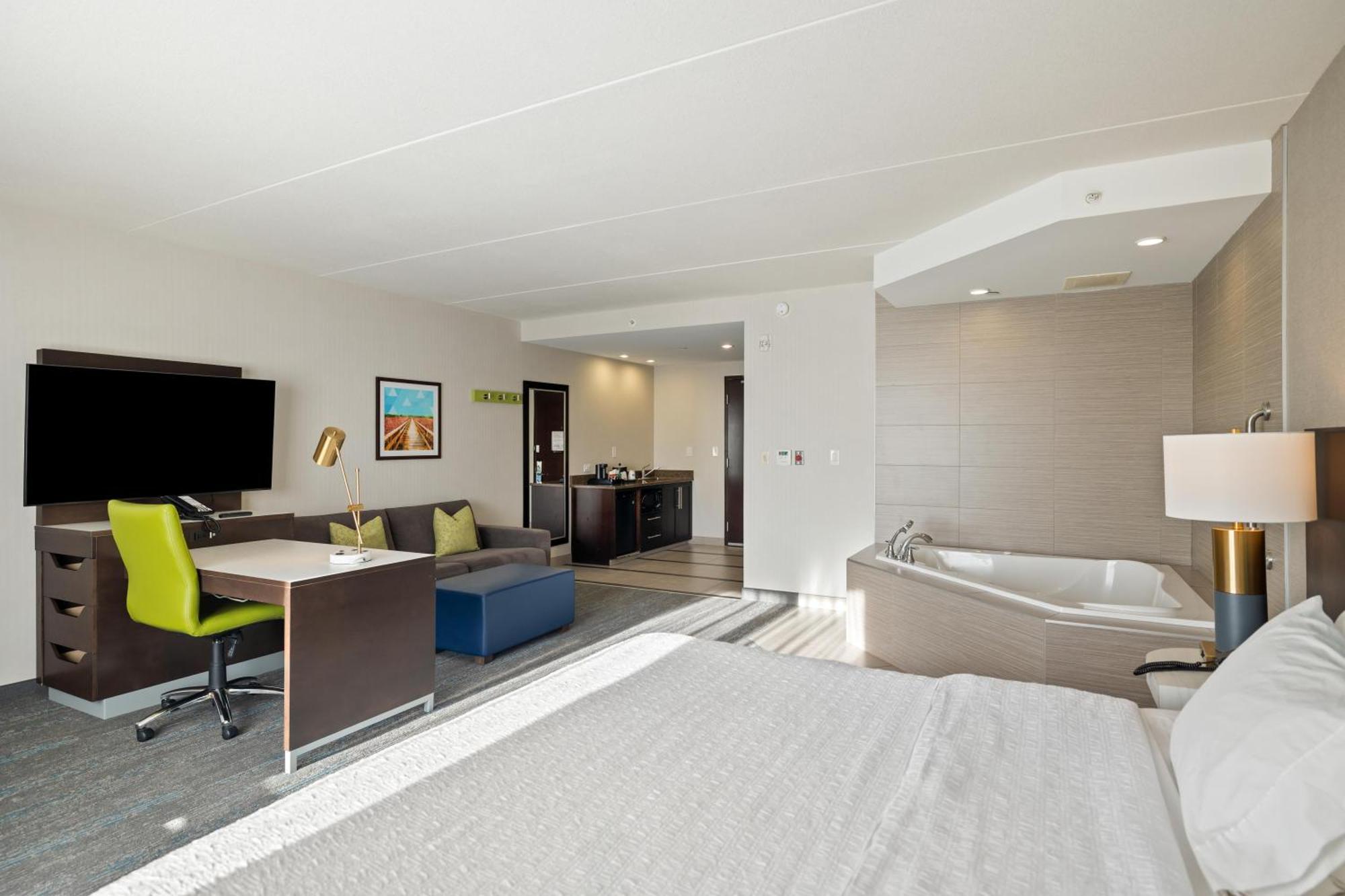 King Studio Suite with Whirlpool - Non-Smoking