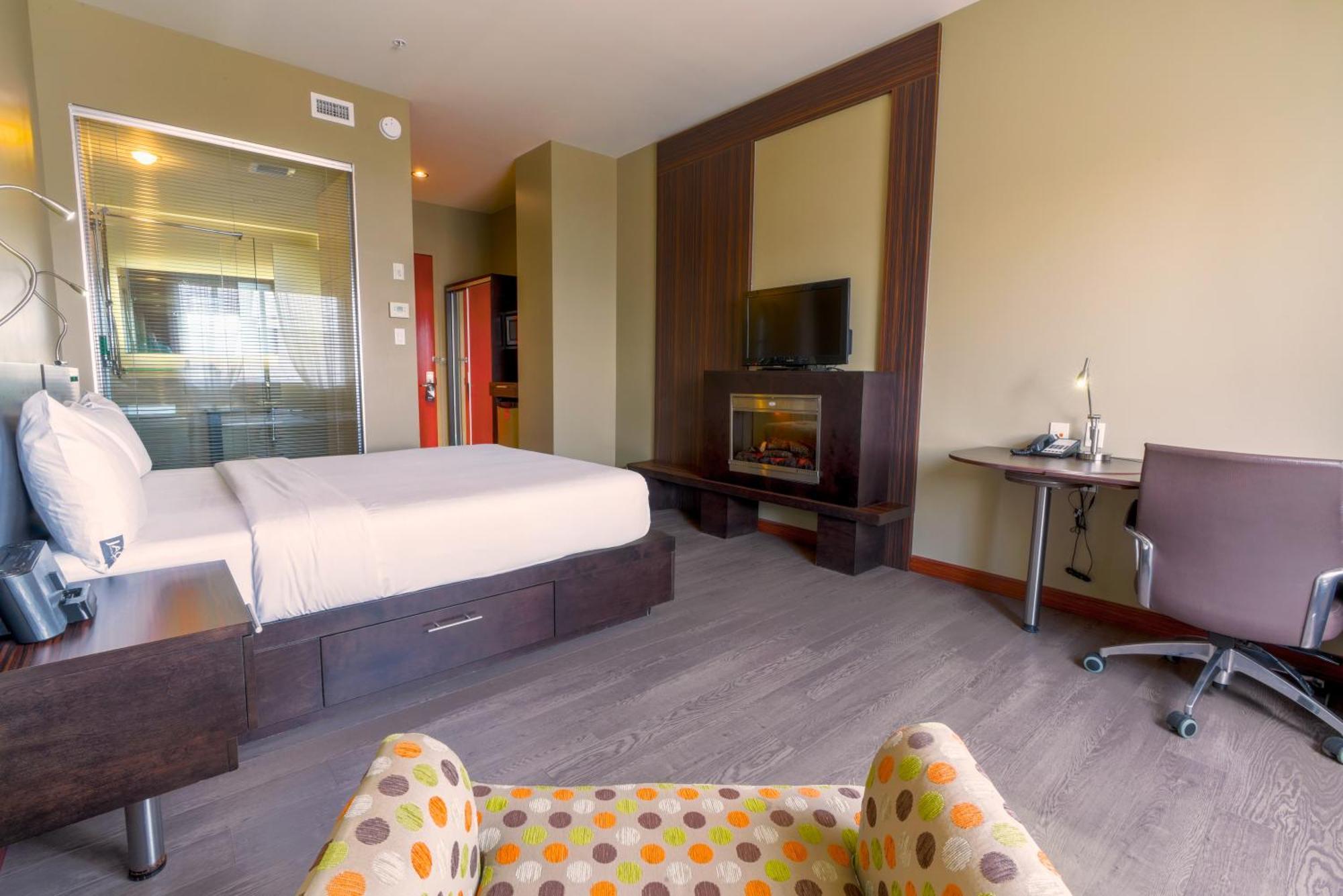 Trendy Intimacy 1 queen-size bed—Fireplace