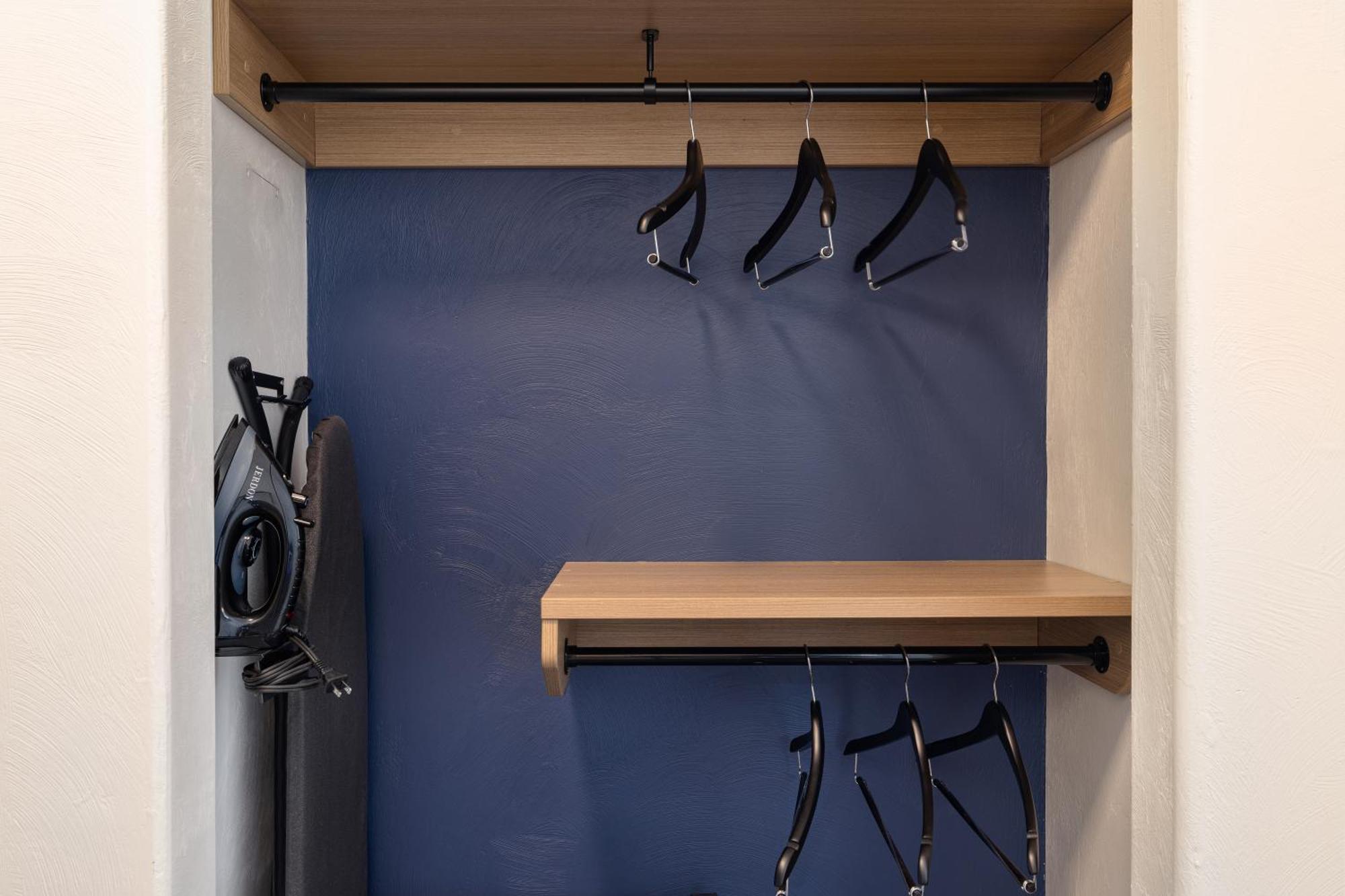 King Room Bath Tub Mobility or Hearing Access