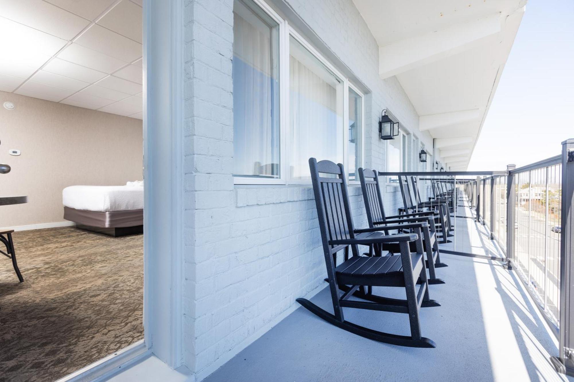 King Bed w or Sleeper Sofa Side Ocean View