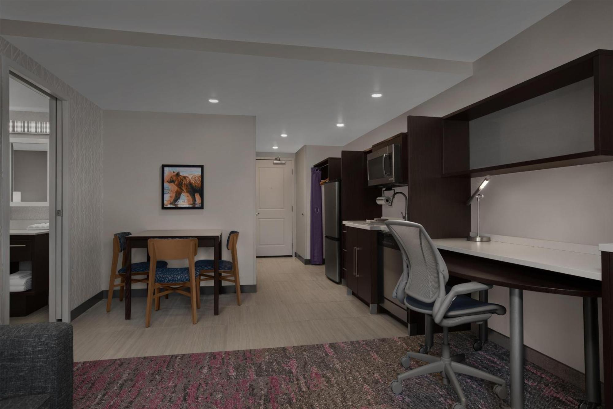 One-Bedroom King Suite - Non-Smoking