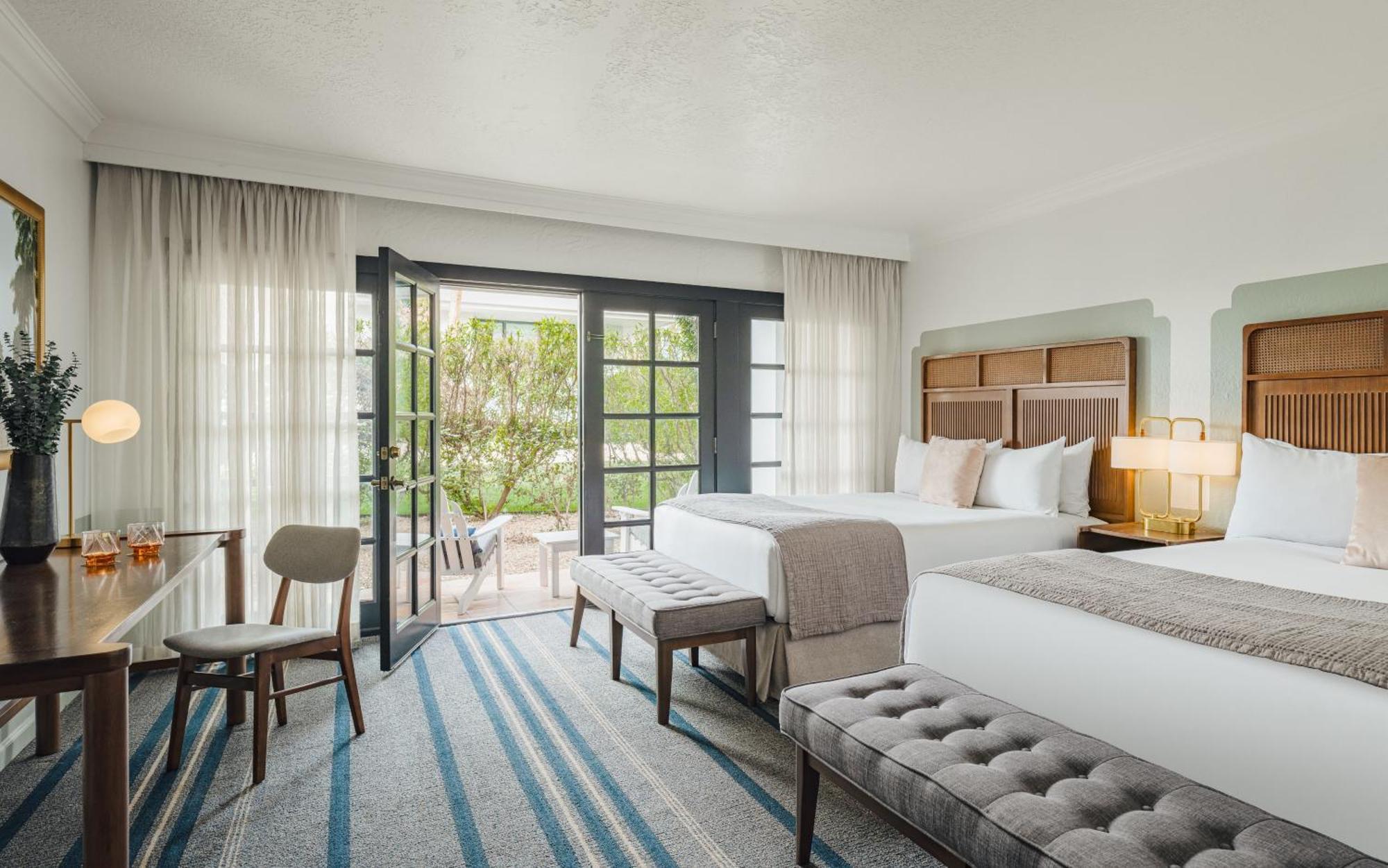 Queen Room Two Queen Beds Courtyard View