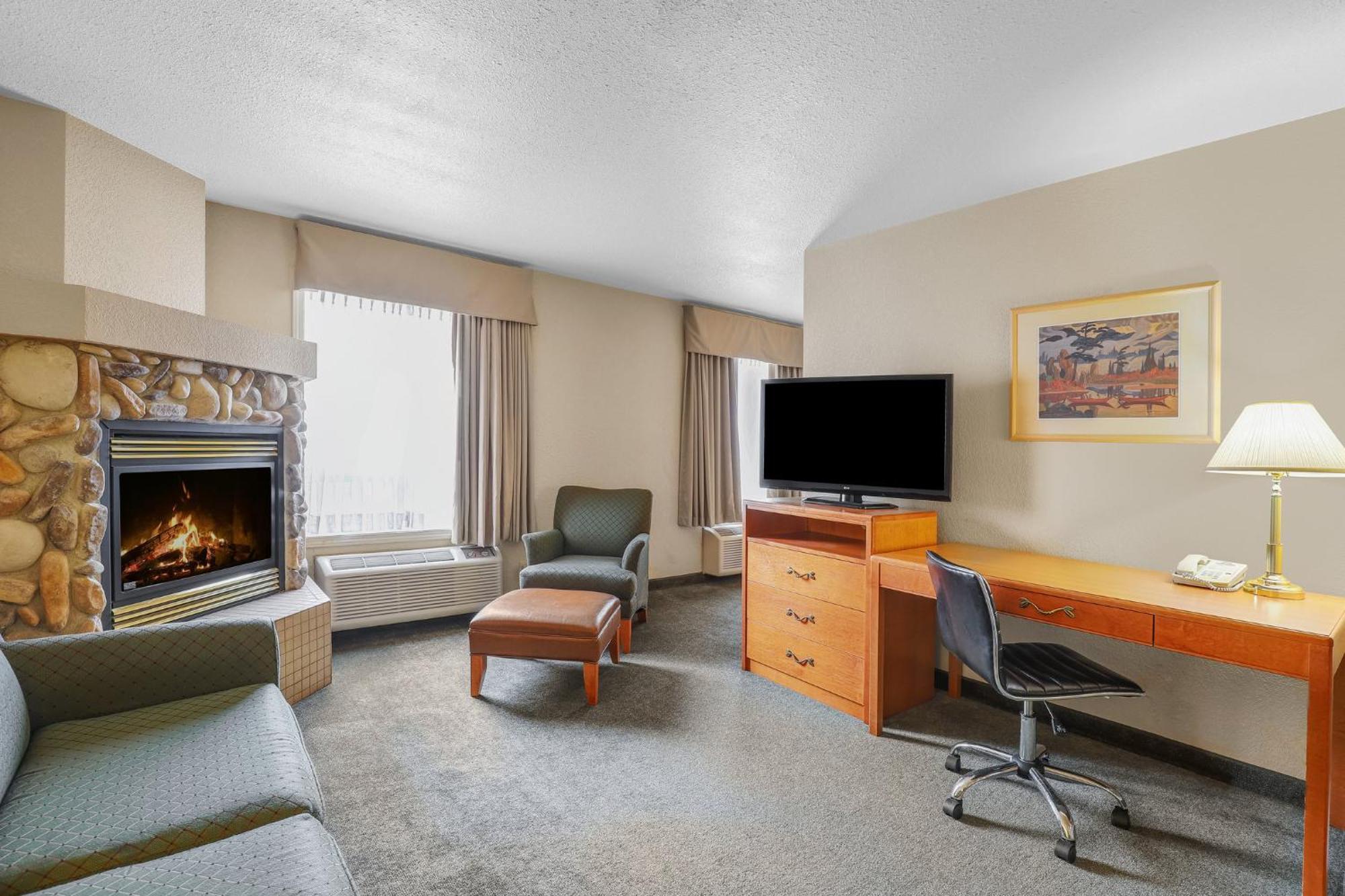 King Suite with Jetted Bath and Fireplace