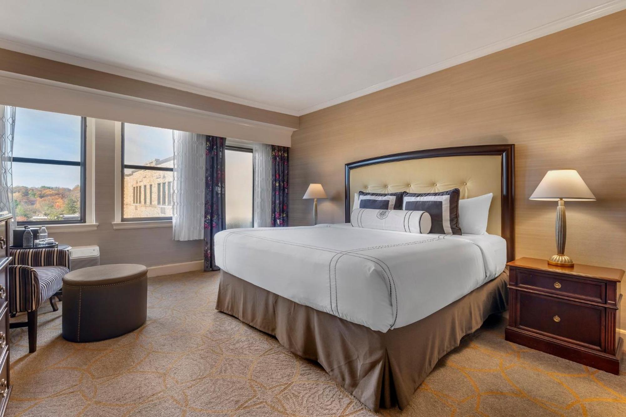 Deluxe Room 1 King Bed