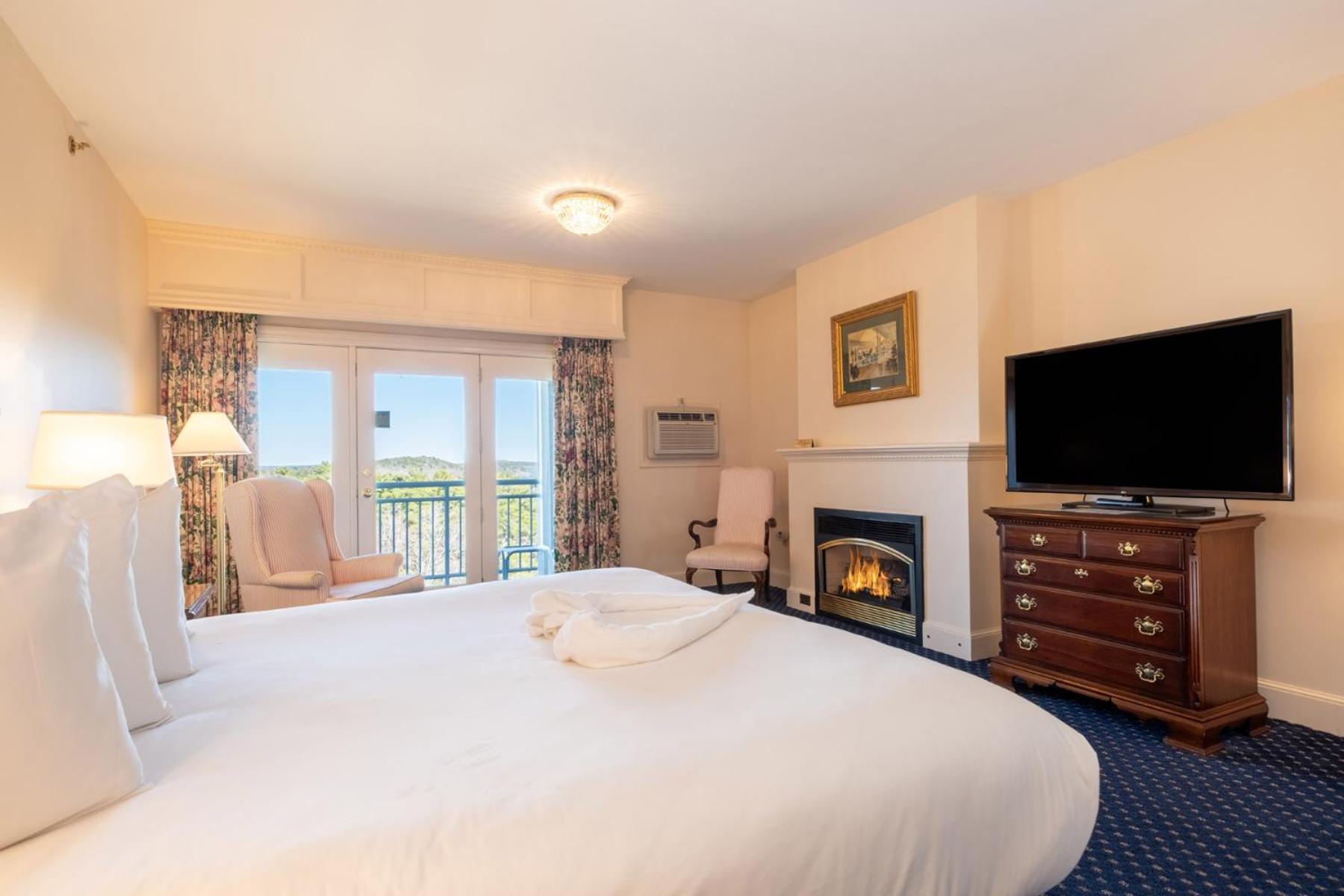 Mizzentop | King | Fireplace | 2nd Floor