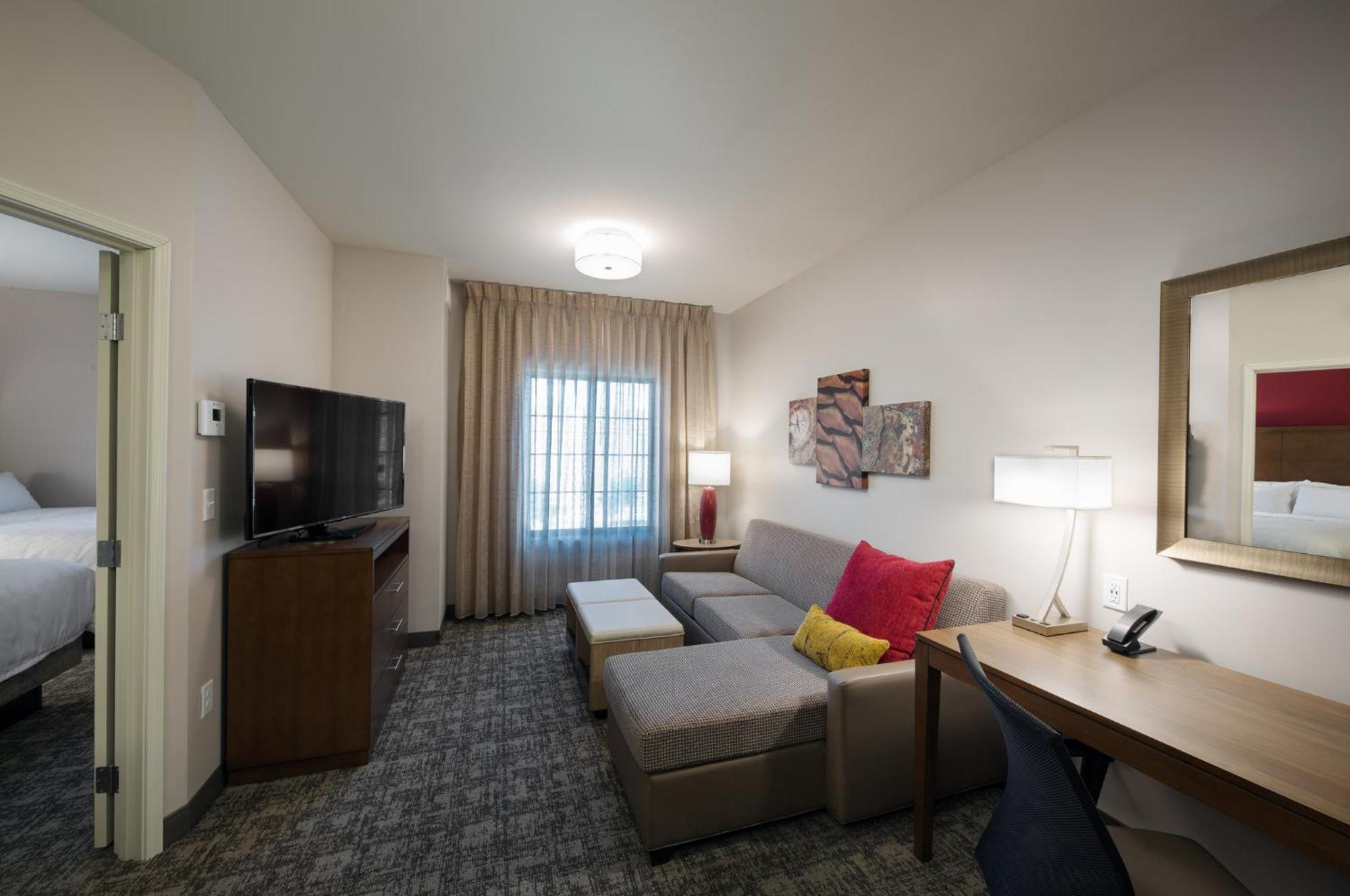 One-Bedroom Queen Suite Two Queen Beds Full Kitchen Sofa Bed Living Space