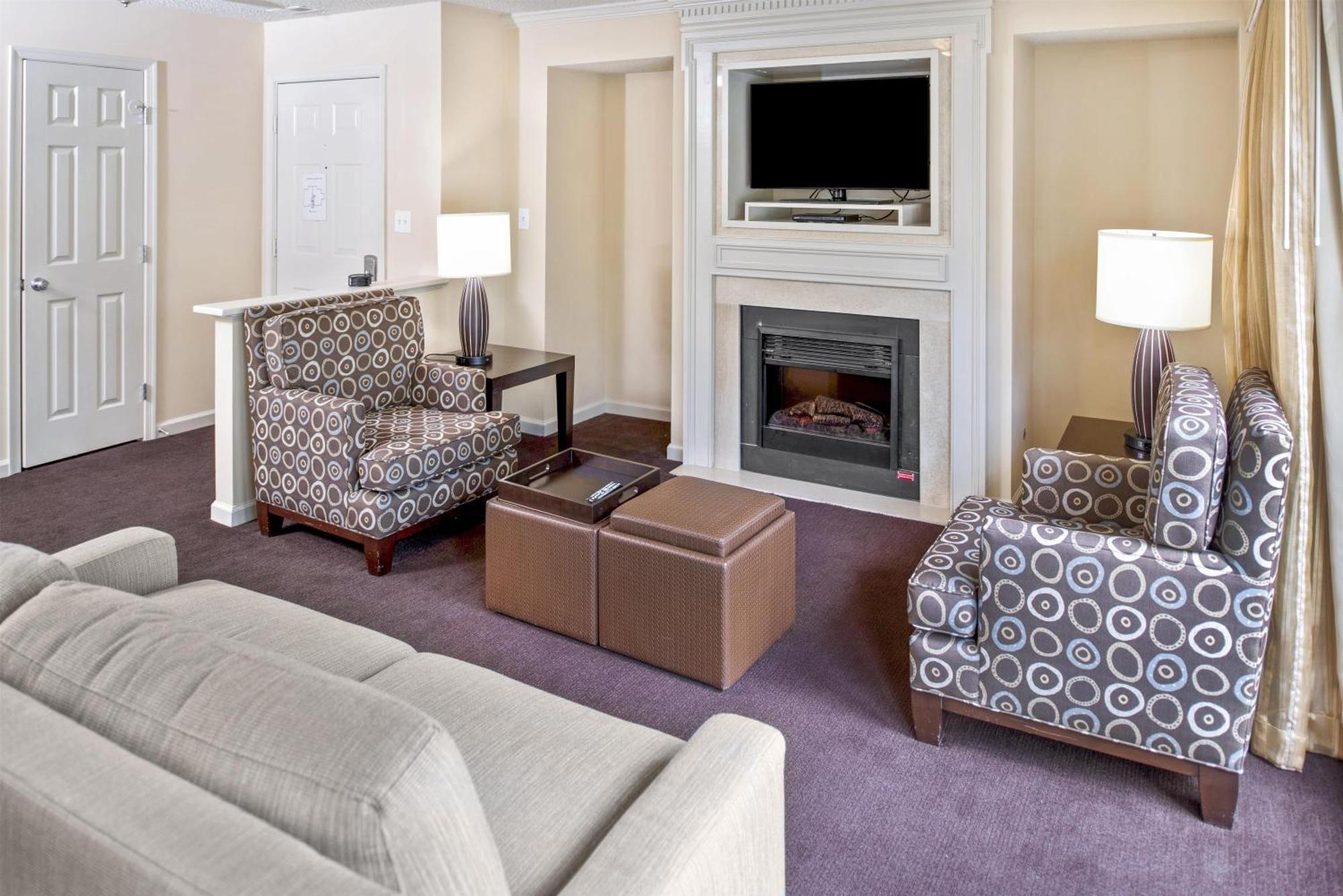 Two-Bedroom King or Queen or King or Two Twin Suite Sofa Bed