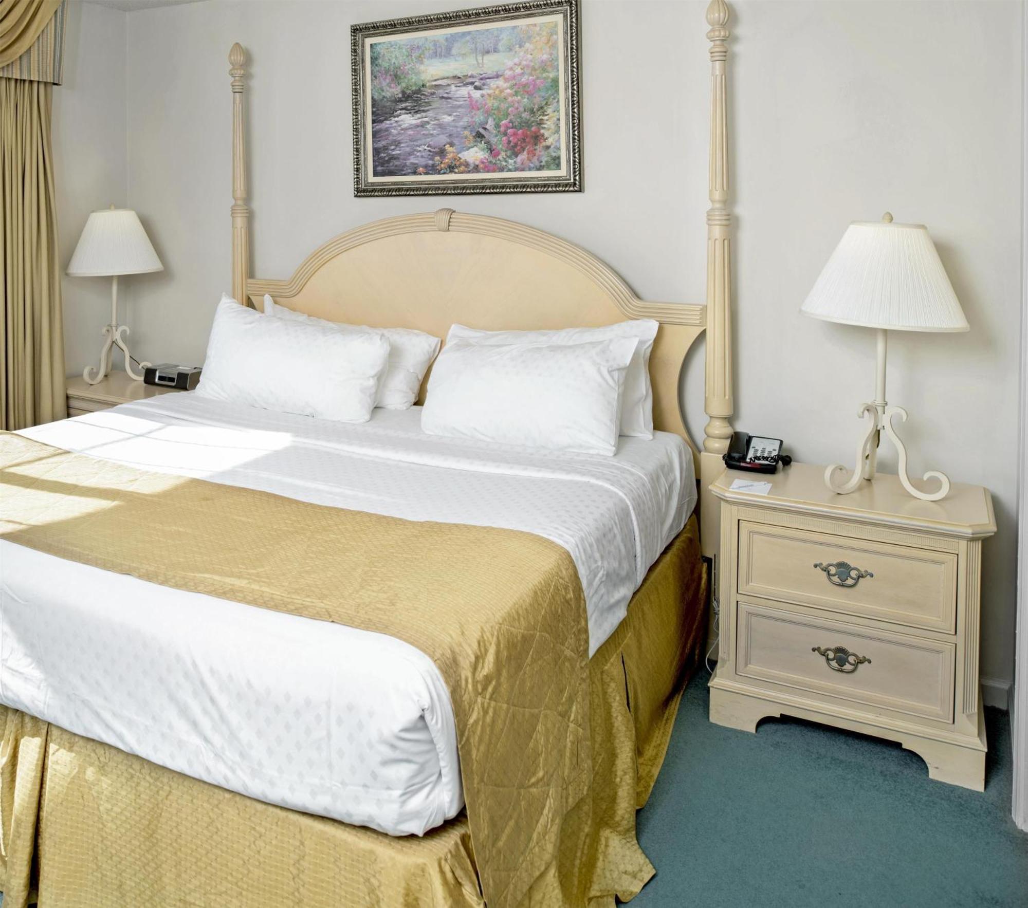 Two-Bedroom King or Queen or King or Two Twin Suite Sofa Bed