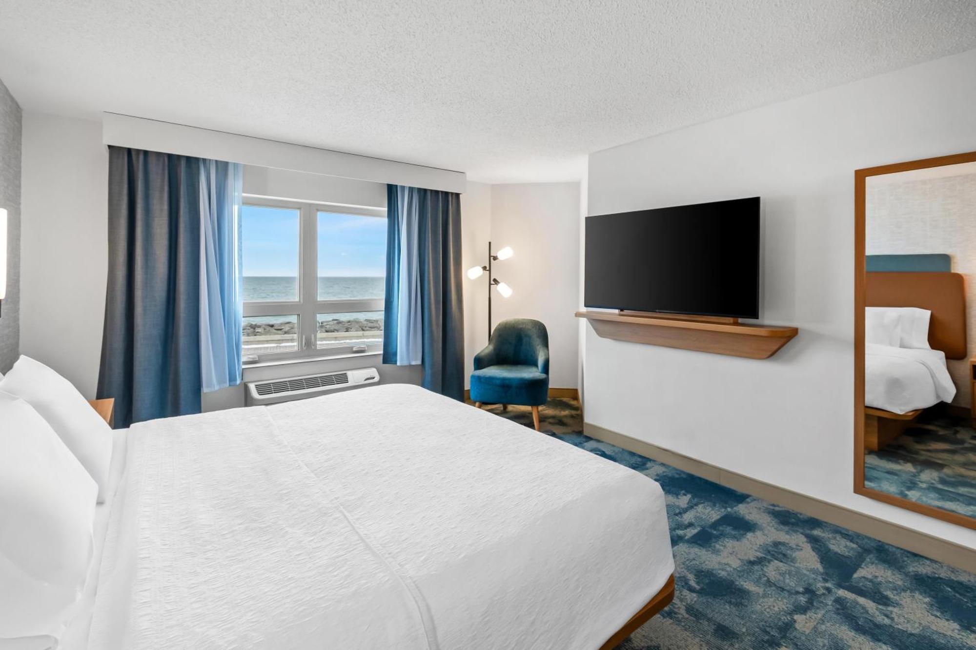 King Suite with Lake View - Non-Smoking