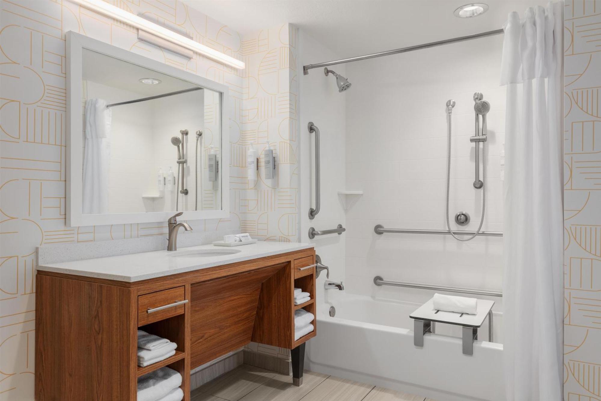 King Suite Mobility Hearing Access or Non-Smoking