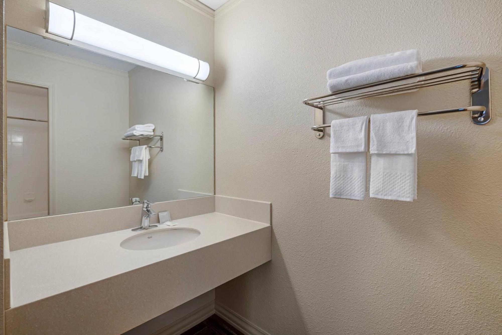 Efficiency Queen Room with Three Queen Beds - Non Smoking