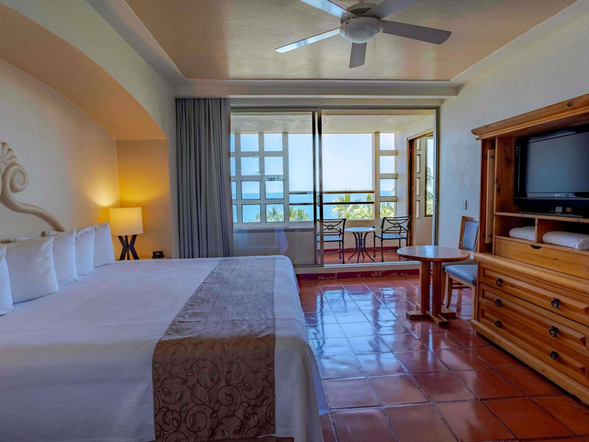 Accessible One-Bedroom King Suite Jacuzzi Terrace Ocean View Mobility Access,1771747980:JPEG