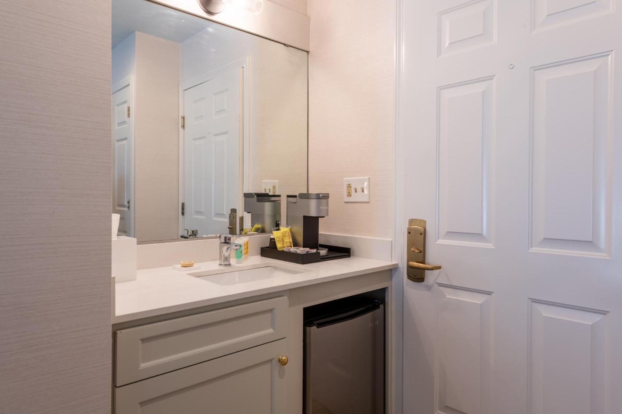 2 Queens Grand Meadow