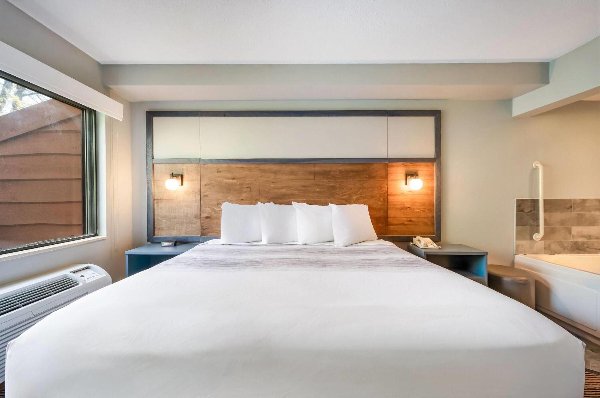 King Room with Jetted Tub - Mobility Accessible/Non-Smoking