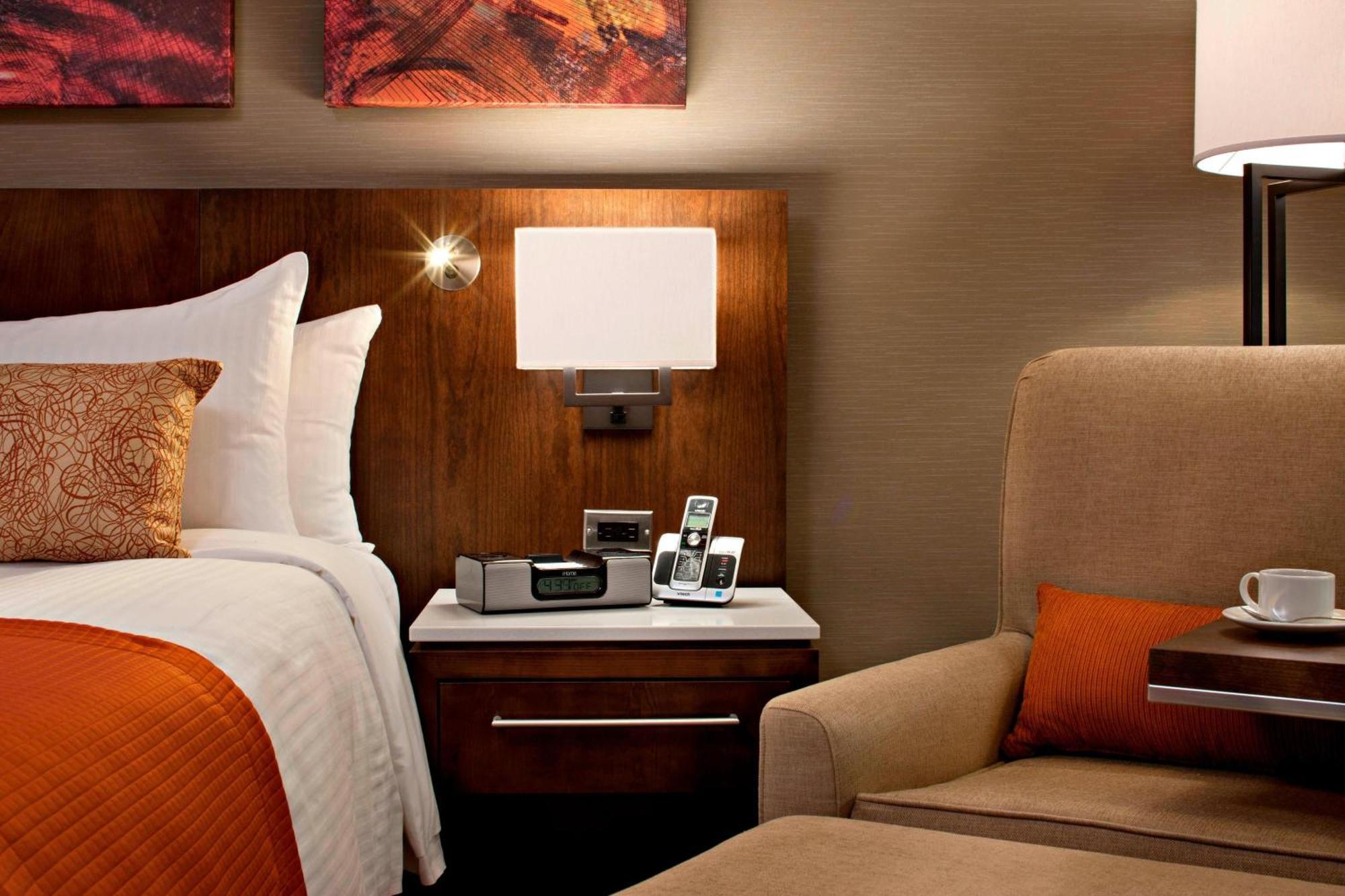 Deluxe poolside, Guest room, 2 Queen, Atrium Building