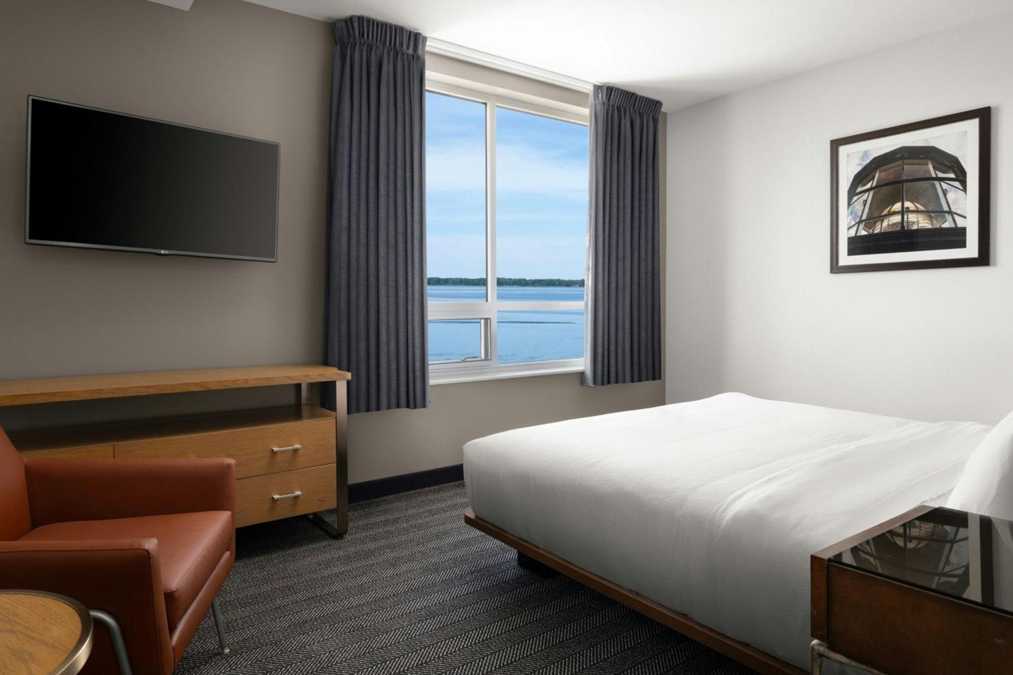 Junior King Suite with Sofa Bed, Bay View and Adapted Tub - Mobility and Hearing Accessible