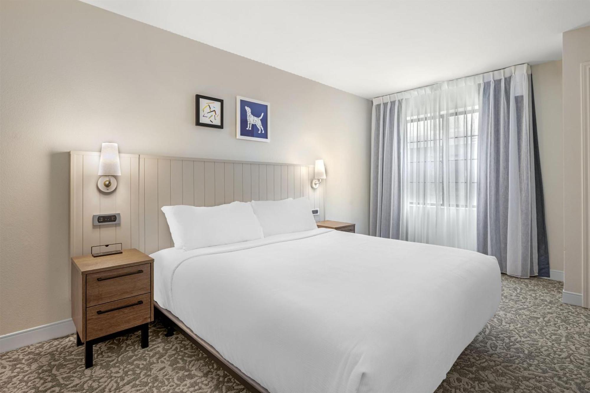 Two-Bedroom Suite King Queen Beds