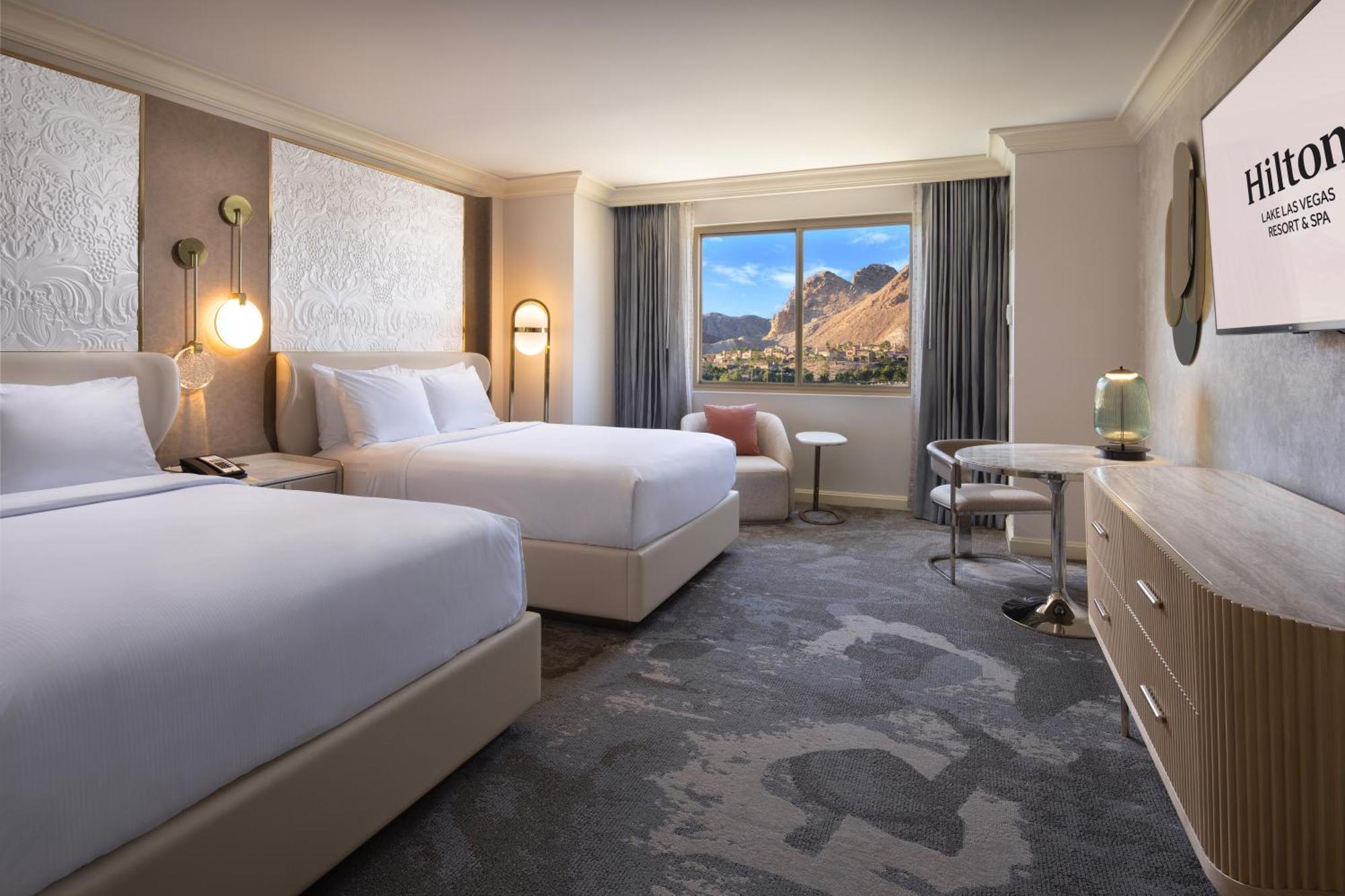 Queen Room with Two Queen Beds with Lake View