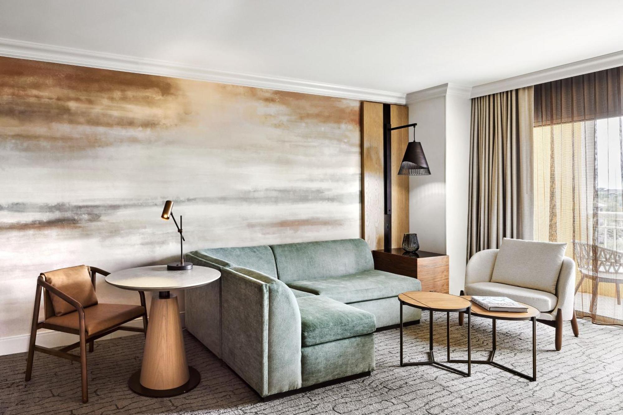 1 Bedroom Executive Suite 1 King Sofa bed Balcony