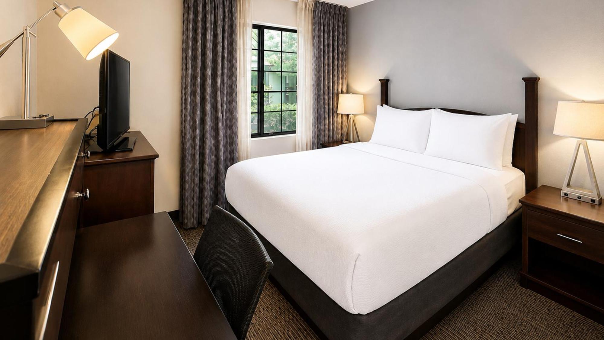 Two-Bedroom Suite Oner King Bed One Queen Bed