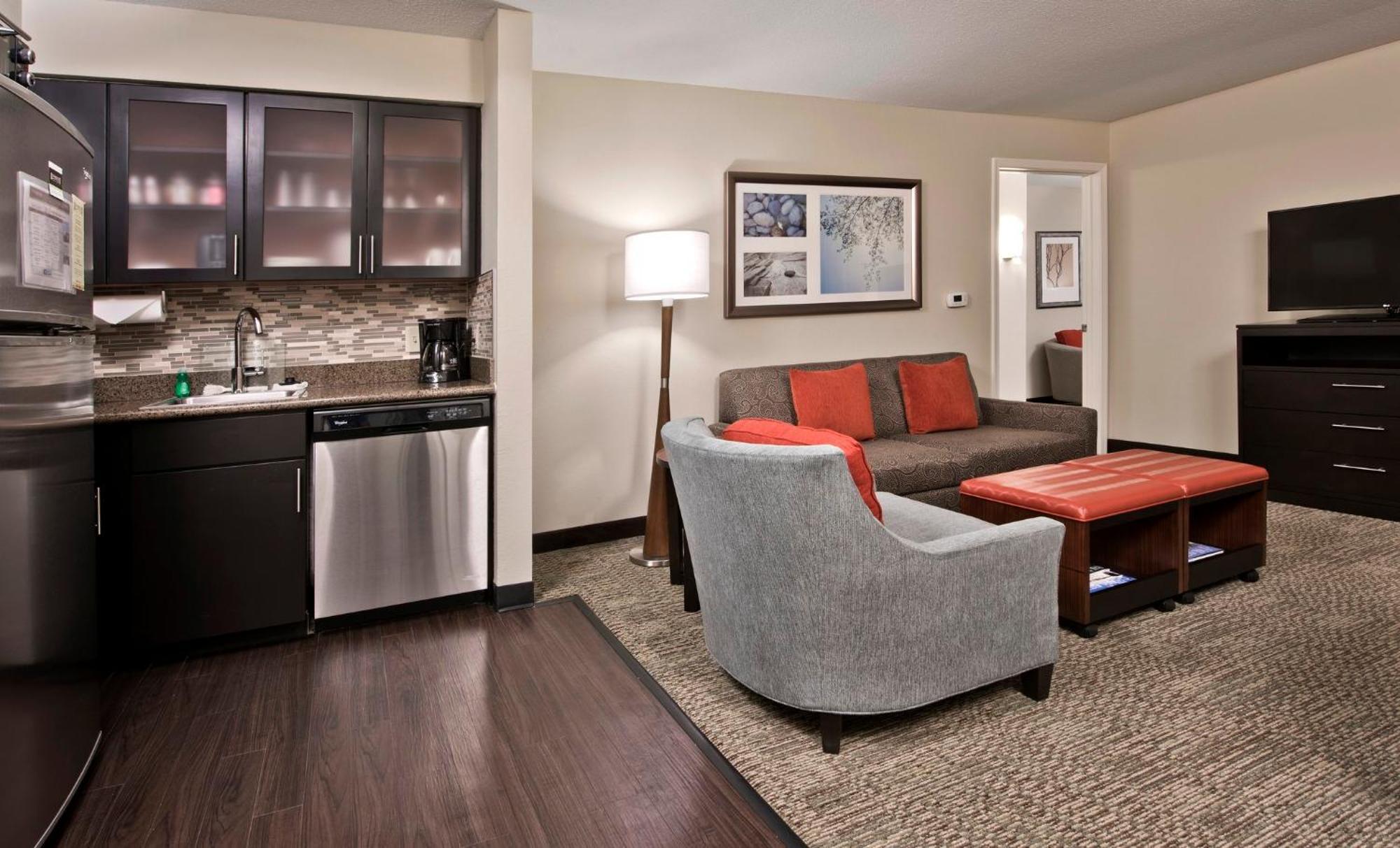 Two-Bedroom Suite Oner King Bed One Queen Bed