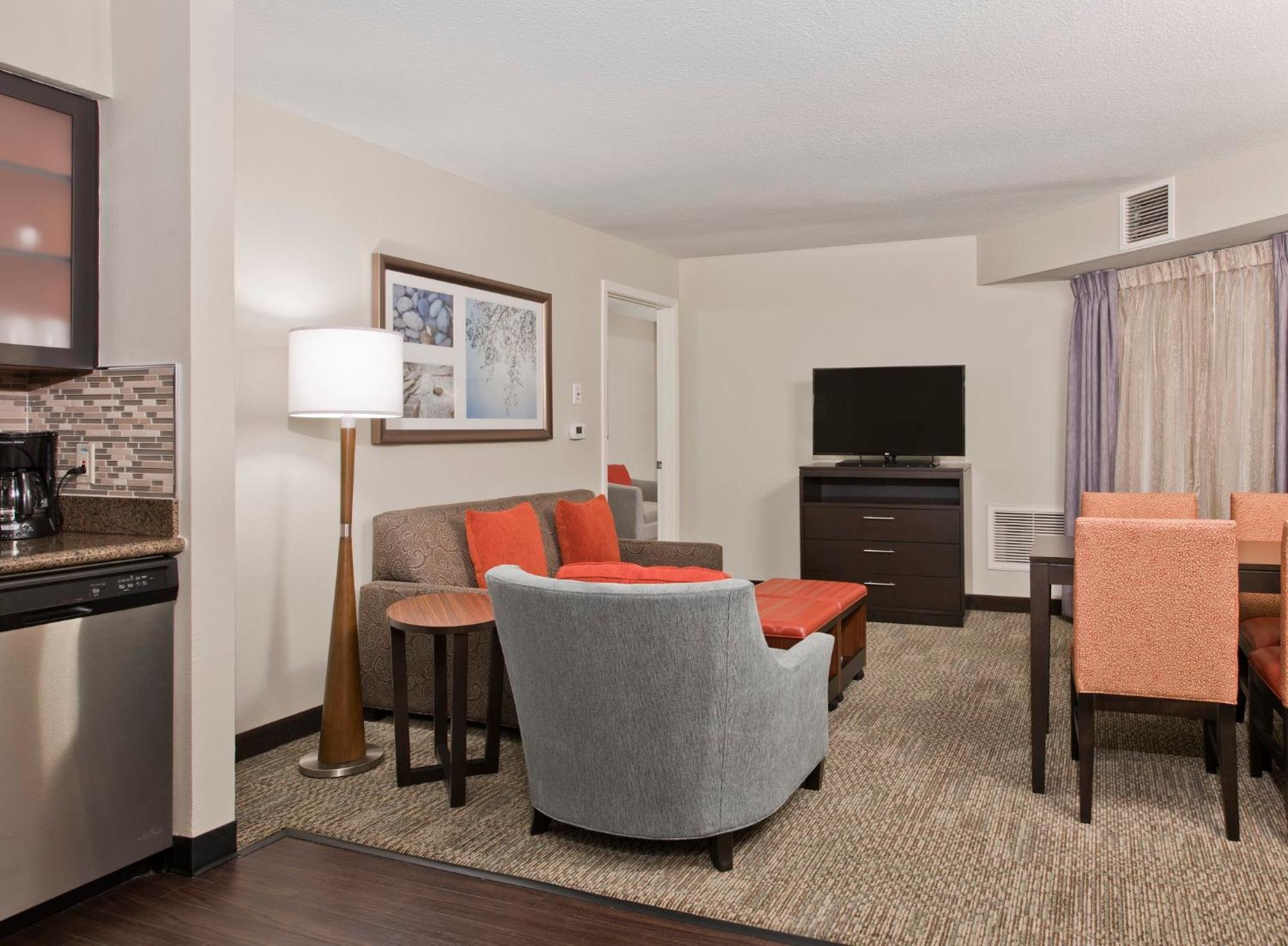 Two-Bedroom Suite Oner King Bed One Queen Bed