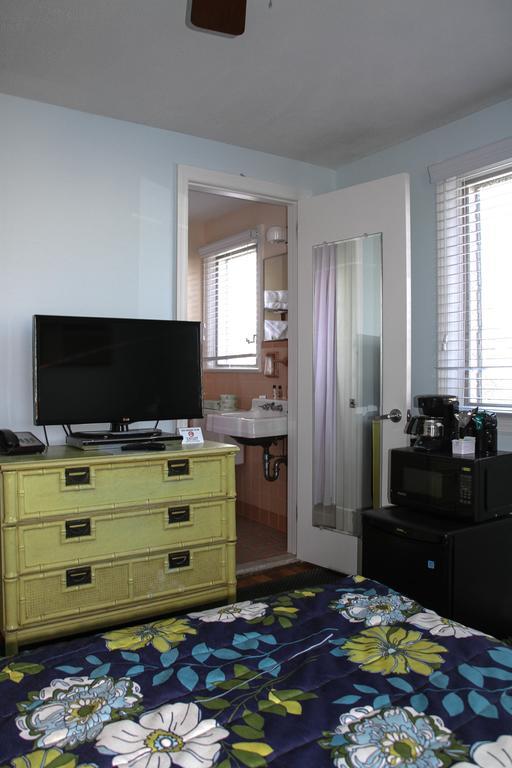 Petite Room One Queen Bed Separate House
