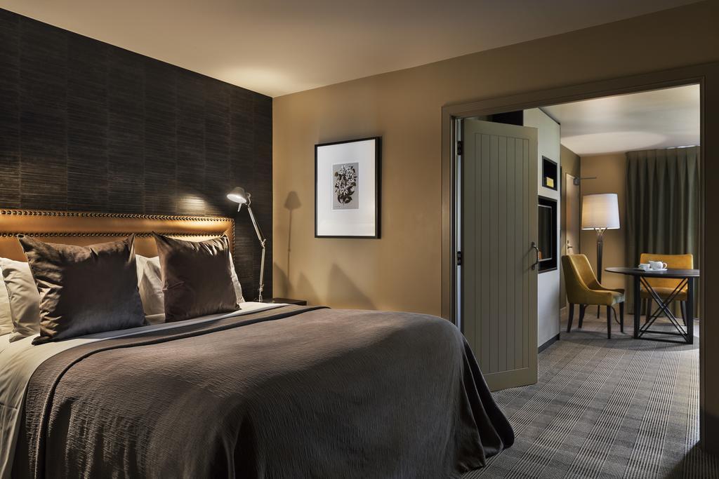 One-Bedroom King Suite with Balcony and Lake View