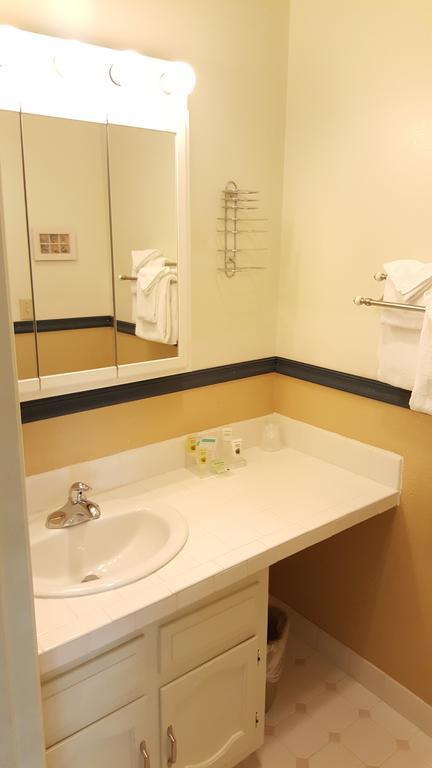 Queen Room Kitchenette Pet Friendly