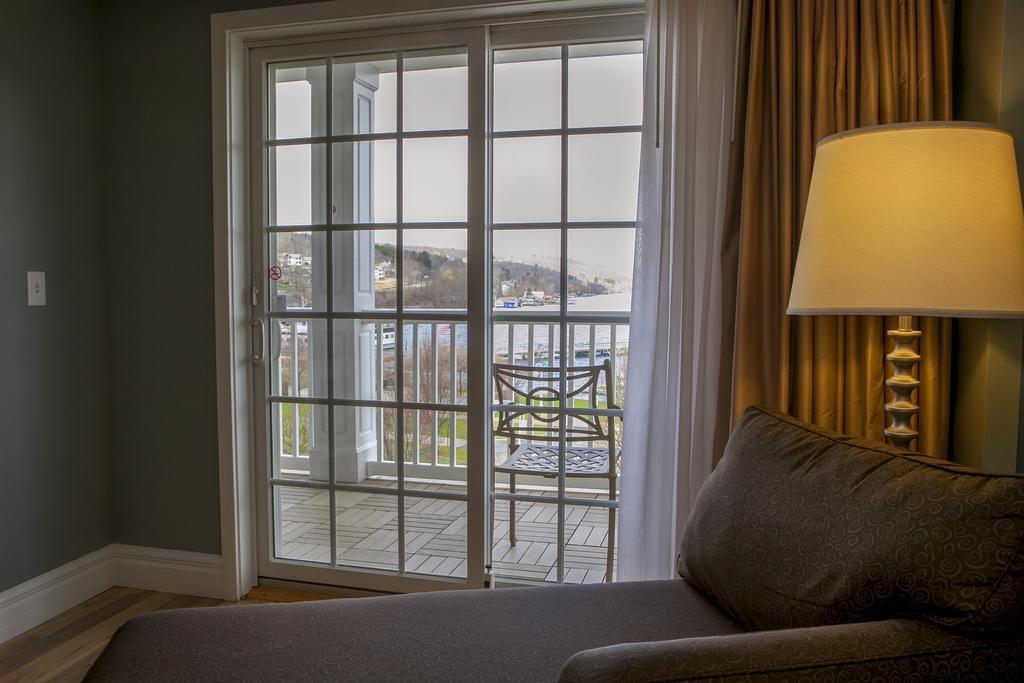 King Room with Sofa Bed with Patio and Lake View
