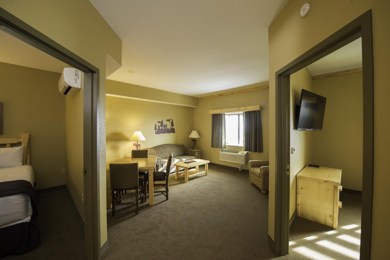 Grizzly Bear Suite - Water Park Included