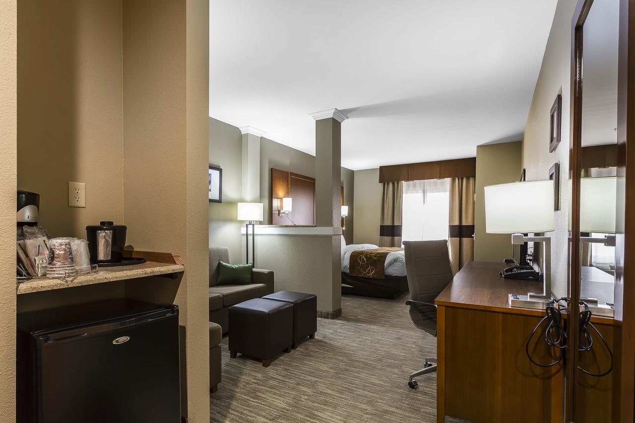 King Suite with Roll-in-Shower - Accessible/Non-Smoking