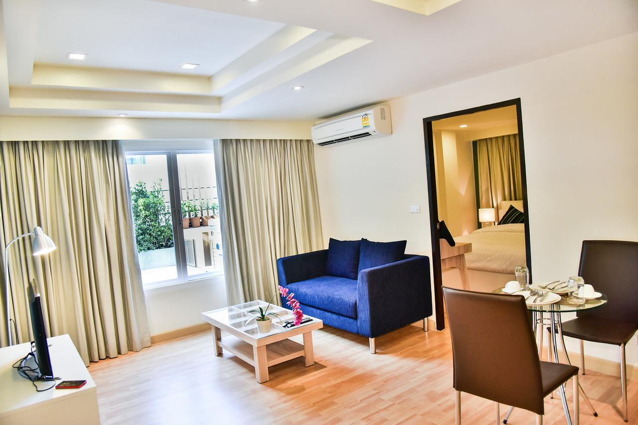 Deluxe One-Bedroom Apartment