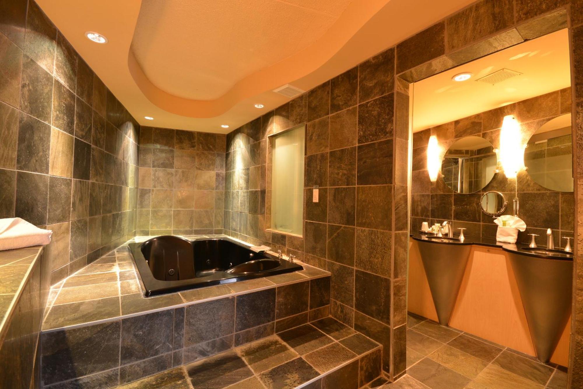 King Suite with Whirlpool - Non-smoking