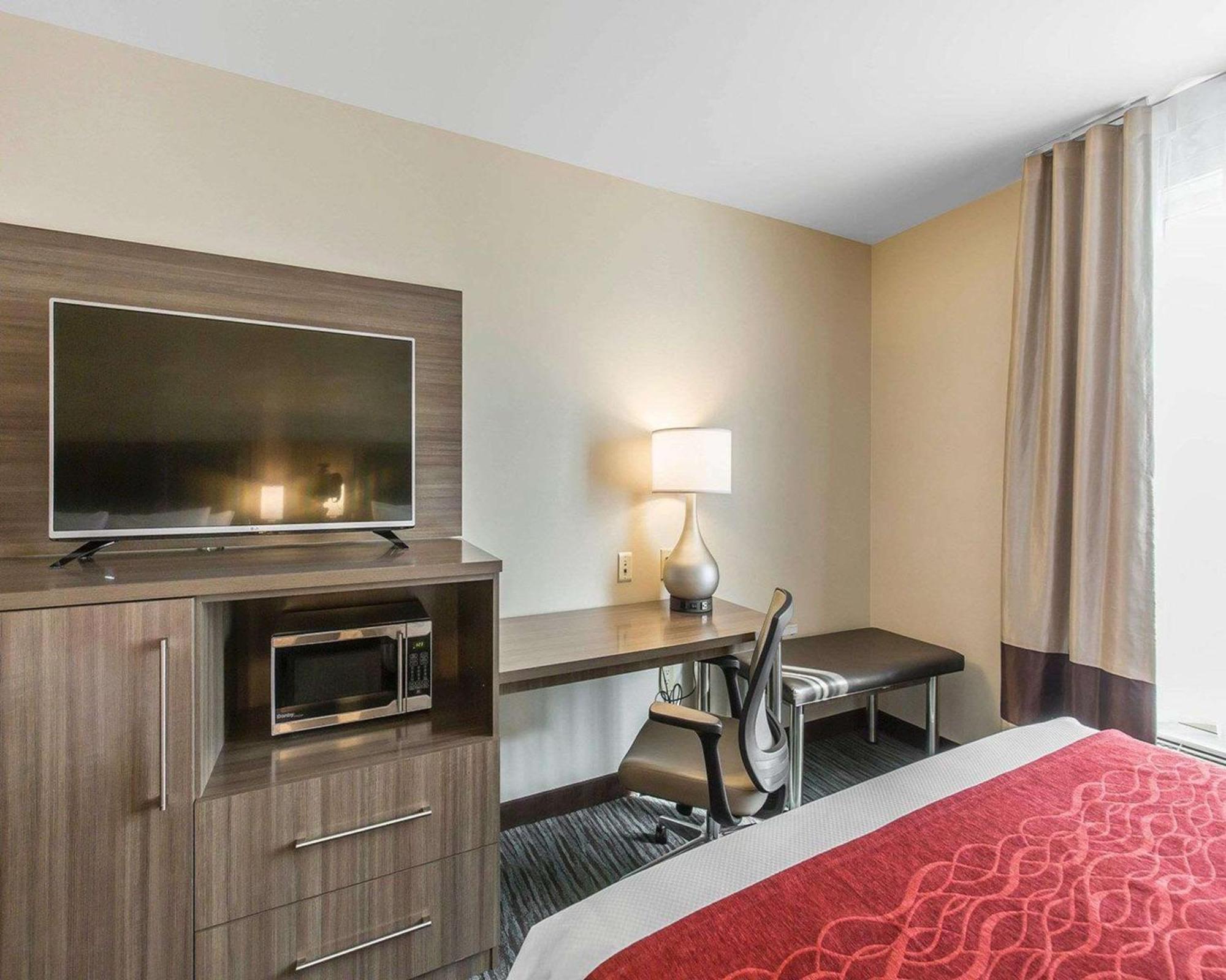 Queen Room with Two Queen Beds and Bath Tub