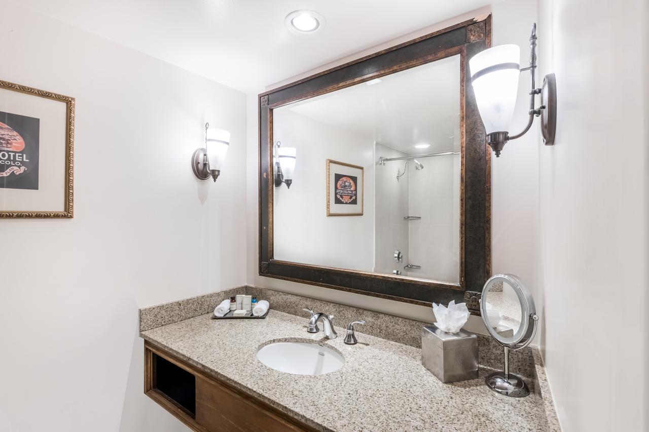 Standard King Room with Roll-In Shower - Handicap Access