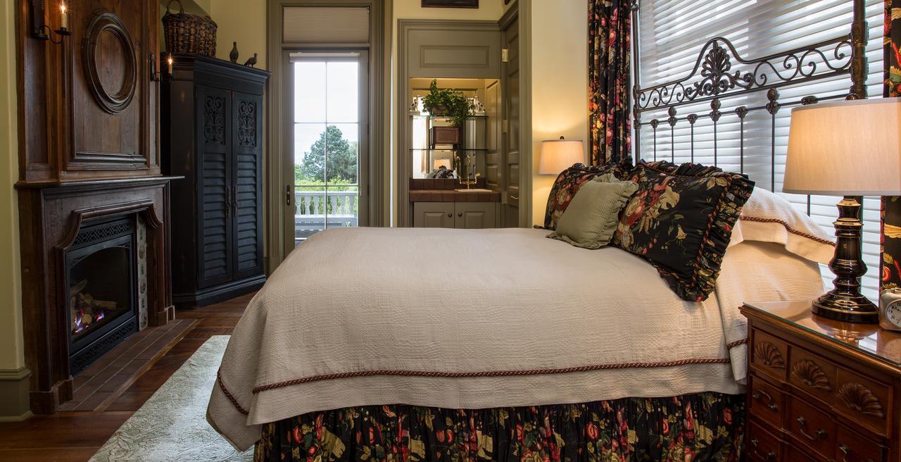 Colonial Queen Room Terrace Ocean View