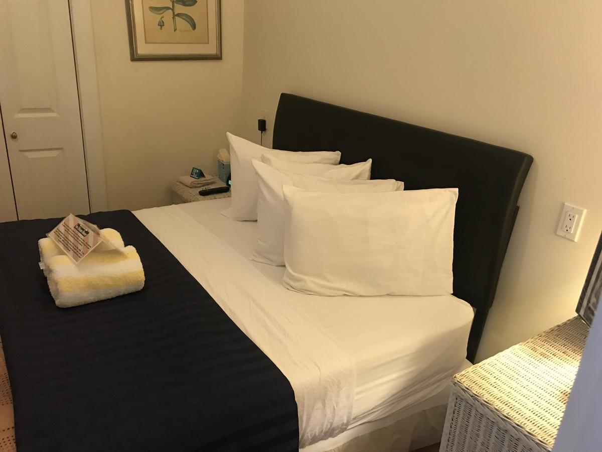 Room with Private Bathroom 11B - Men Only