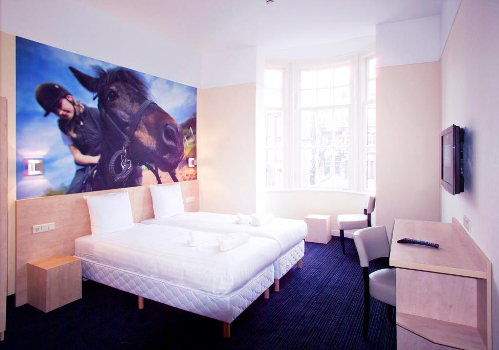 Standard King Room Sofa Bed