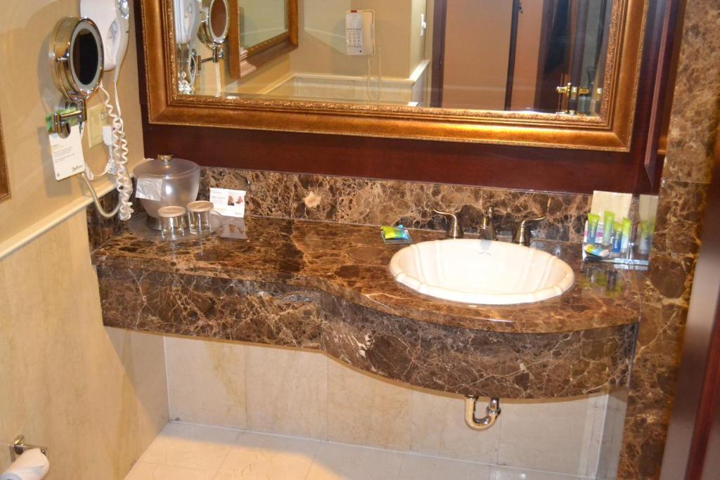 King Suite with Whirlpool - Non-Smoking