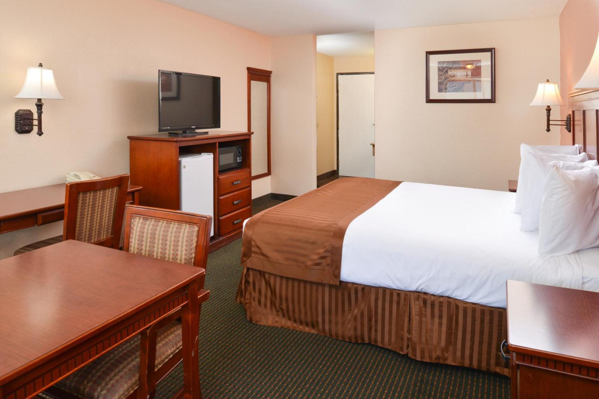 1 Queen Bed Accessible Non-Smoking
