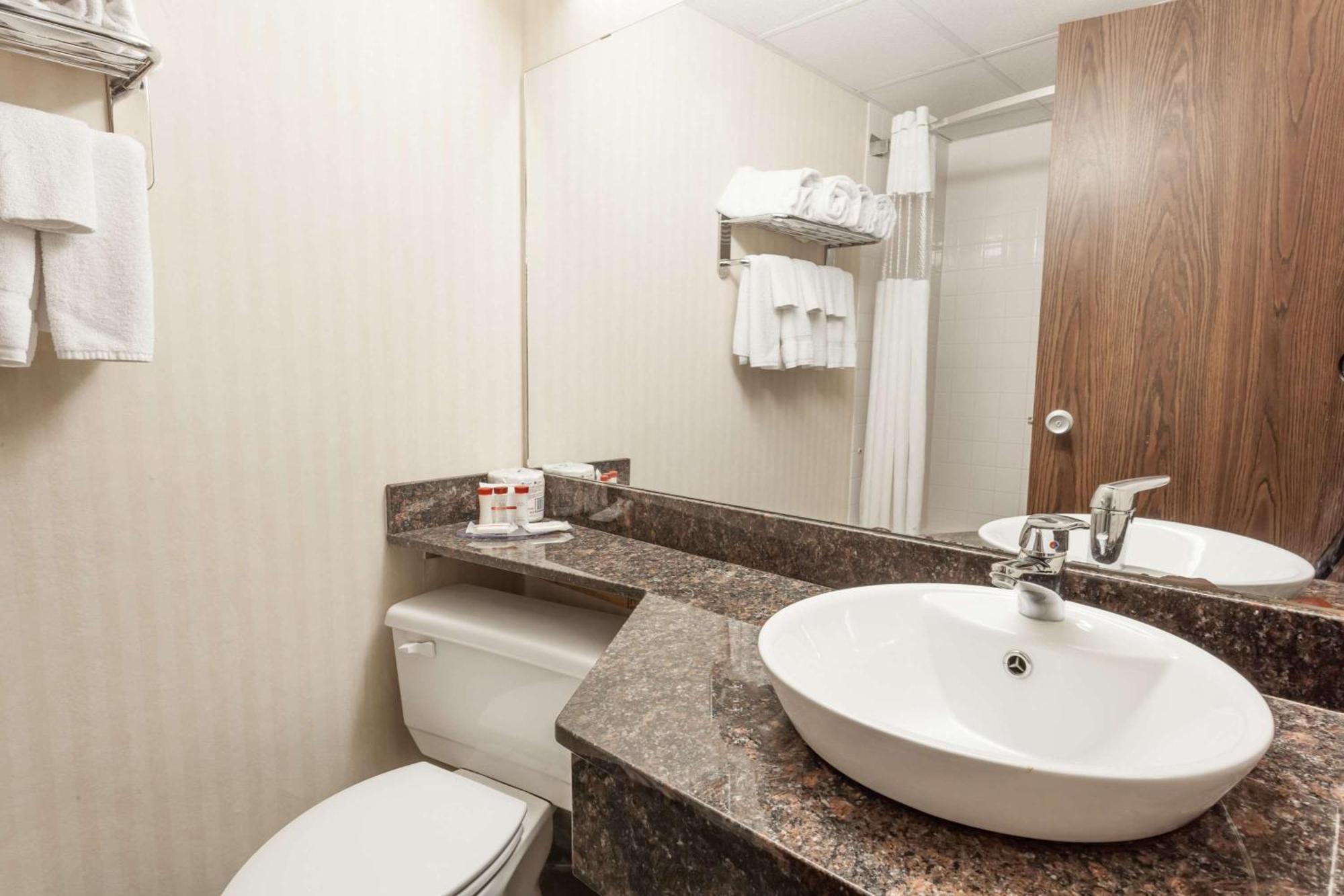 Queen Room - Pet Friendly/Non-Smoking