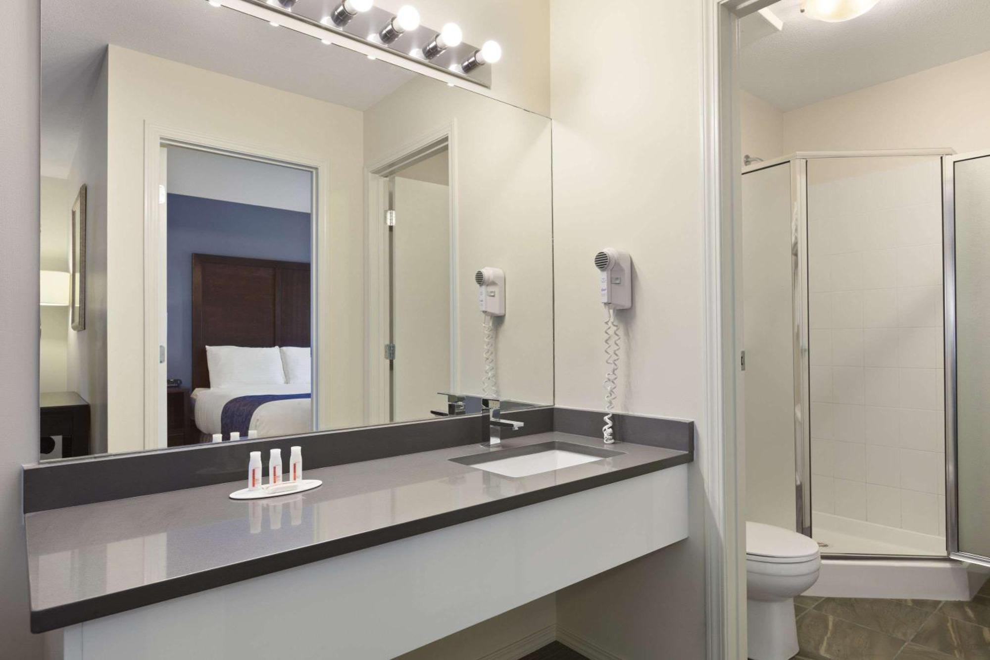 One-Bedroom Queen Suite - Non-Smoking