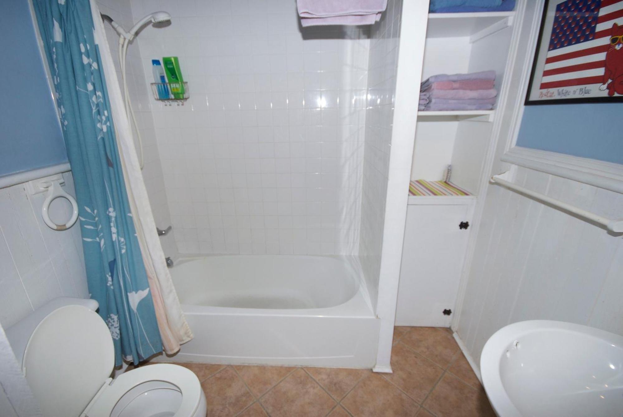 Room Queen Single Bed Tub or Shower
