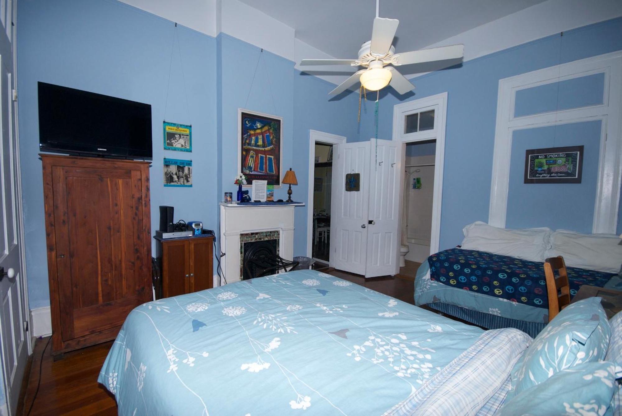 Room Queen Single Bed Tub or Shower