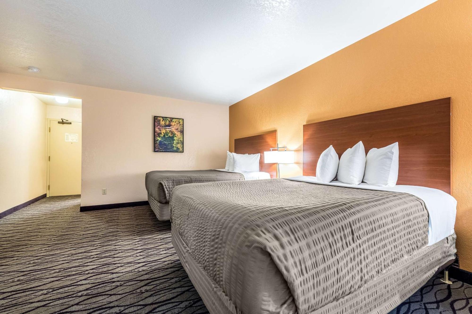 Queen Room Two Queen Beds Bath Tub Mobility Accessible or Non-Smoking